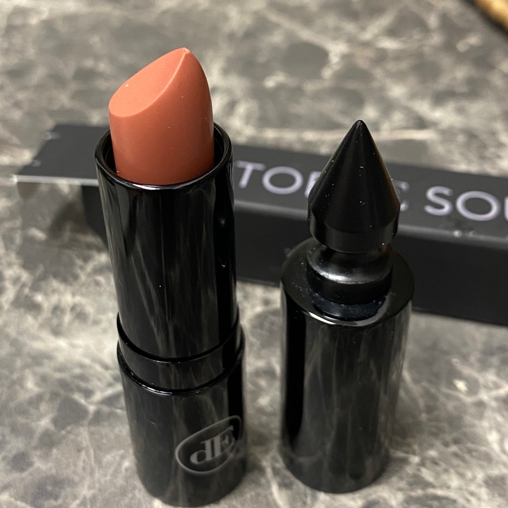 💄 New designer nude lipstick